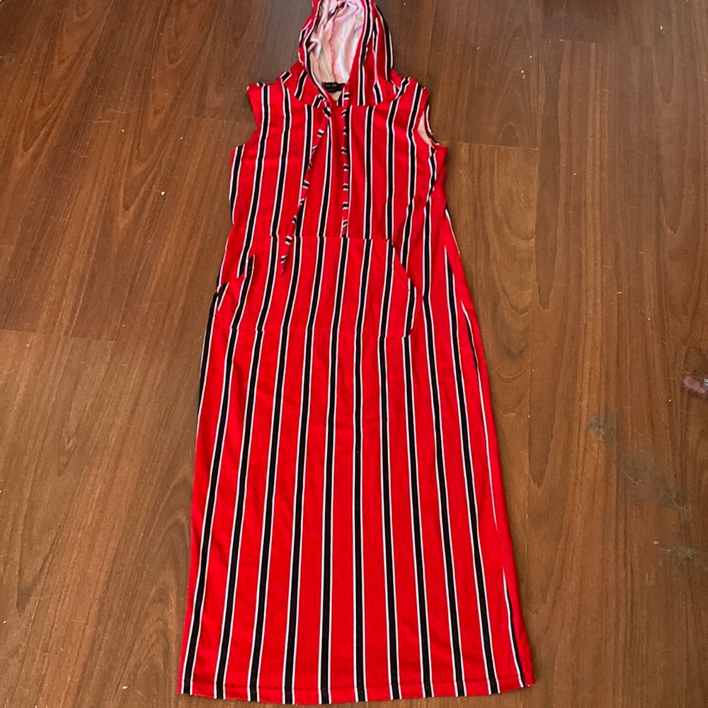 Long dress with pockets and a hood